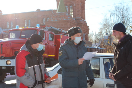 Представители ВДПО совместно с сотрудниками МЧС провели рейд в  п. Шмидта.